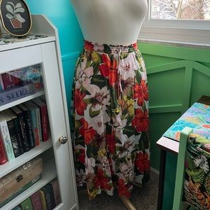 Tropical floral maxi skirt. Elastic waist. American eagle